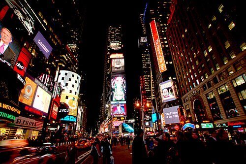 Time Square, famosa pelos luminosos gigantescos.