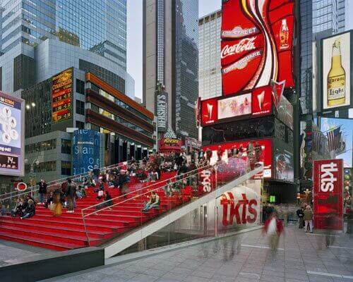 Cabine tkts na Time Square onde é possível comprar ingressos com desconto para a Broadway.