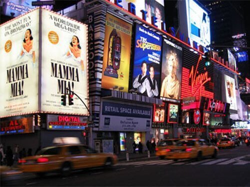 Broadway, famosa pelas peças de teatro e musicais.