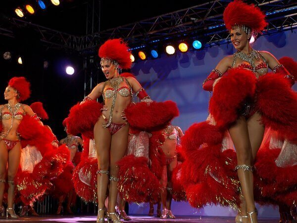 Show das dançarinas no Moulin Rouge