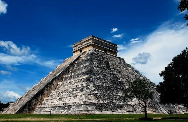 Pirâmide de Kukulcán, no sítio arqueológico Chichén Itzá.