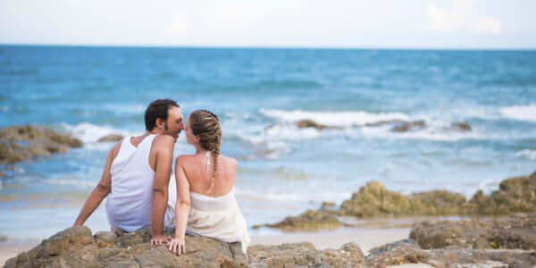 casal se beijando na praia