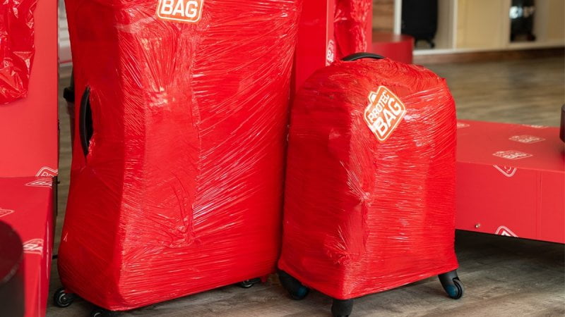Mala envelopada com plástico pela Protec Bag