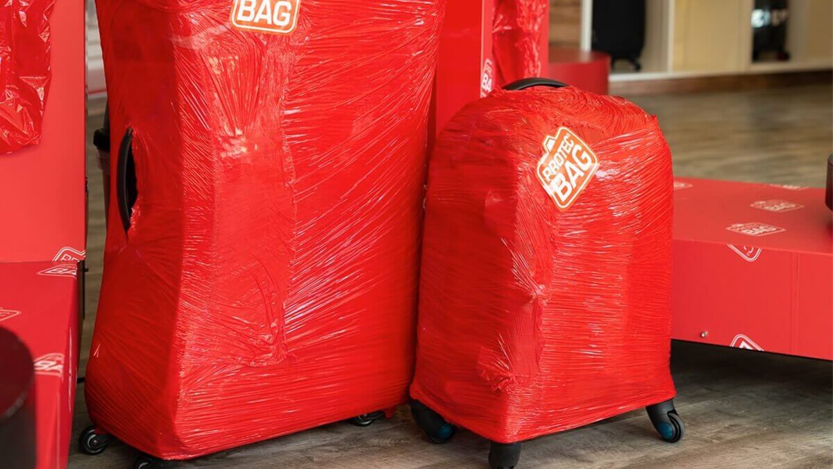 Mala envelopada com plástico pela Protec Bag