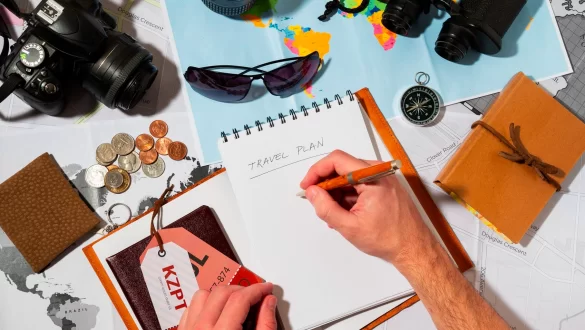 Turista fazendo um diário de viagem
