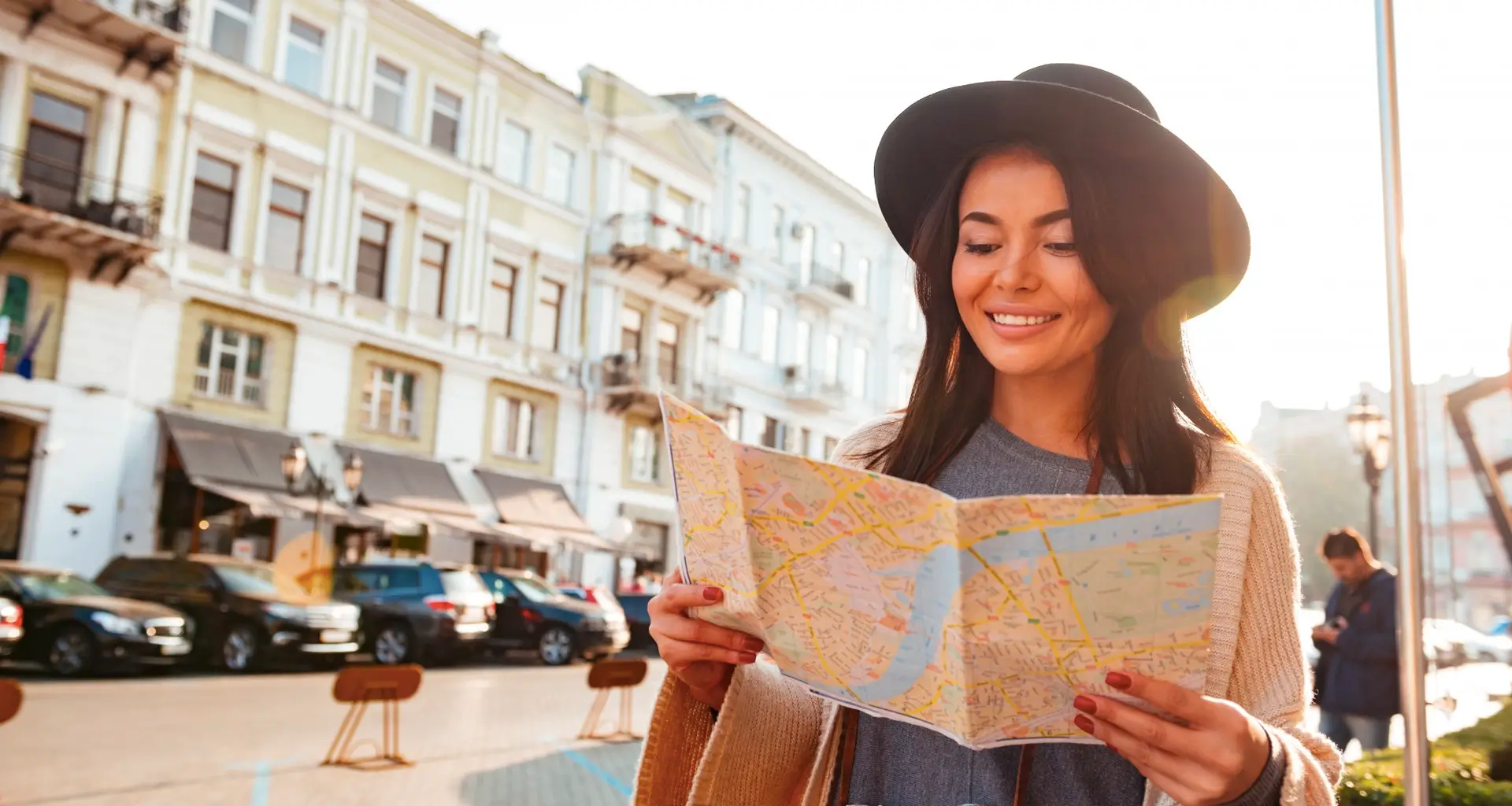 Turista mulher olhando um mapa em um dos lugares mais visitados do mundo
